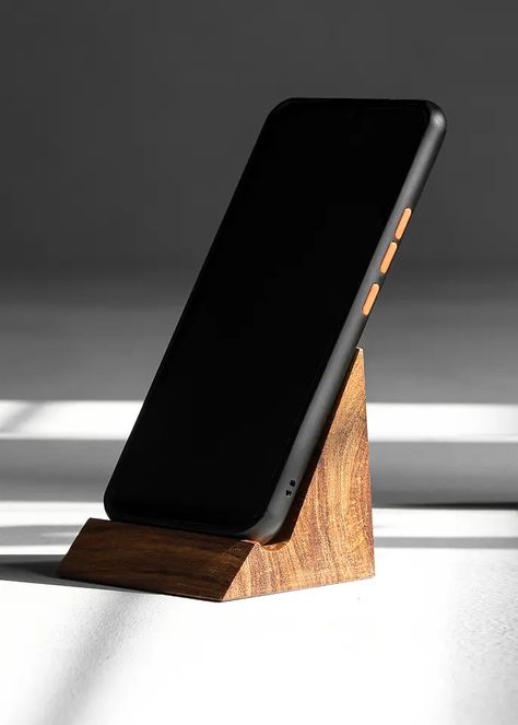 Wooden Mobile phone holder Cool Wooden Things, Diy Wood Phone Stand, Wood Mobile Stand, Mobile Holder Diy, Wooden Products Ideas, Wood Iphone Stand, Wooden Phone Stand, Wooden Phone Holder, Wood Phone Holder