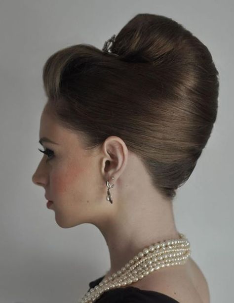 Audrey Hepburn Hair Bun, Vintage Bun Hairstyles, Audrey Hepburn French Twist, Audrey Hepburn Bun, Behive Hairstyles Wedding, Audrey Hepburn Updo, Audrey Hepburn Wedding Hair, Beehive Updo, Audrey Hepburn Hairstyles