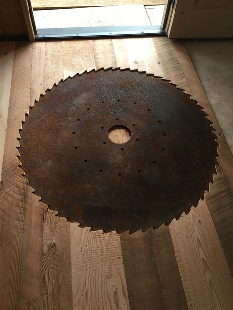 Repurposed Saw Blades Ideas, Old Saw Blades Ideas Diy, Old Saw Blades Ideas, Old Saw Decor Rustic, Vintage Saw Decor, Vintage Dewalt Radial Arm Saw, Pole Barn Shop, Barn Loft, Barn Shop