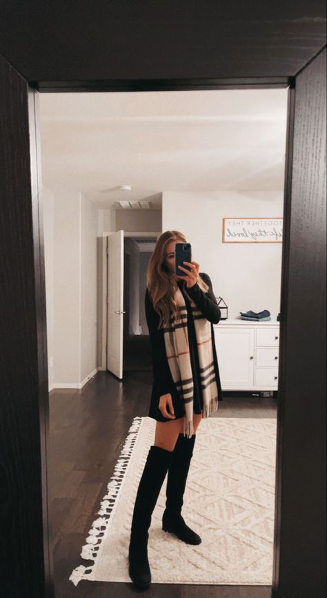 Outfit With Burberry Scarf, How To Style Burberry Scarf, Burberry Scarf Outfit Casual, Burberry Outfit Aesthetic, Burberry Scarf Outfit Winter, Check Scarf Outfit, Beige Scarf Outfit, Gucci Scarf Outfit, Burberry Bag Outfit