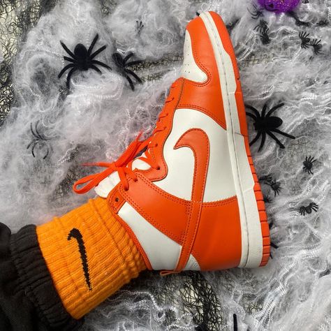 Handdyed Halloween Nike Socks perfect for gifting, people who love funky socks & also a must for all my sneakerheads out there who want to match their sneakers to their socks✨ Tie dye, batik, tie dye socks, socken, strümpfe, nike socks, halloween, spooky season, sneaker socks, gift idea, geschenkidee Socks Halloween, Sneaker Socks, Tie Dye Socks, Funky Socks, Socks Gift, Nike Socks, Socks Sneakers, Shop Ideas, Halloween Spooky