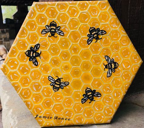 Honey Combs Drawing, Honey Bee Painting Easy, Painting Honeycomb, Honeycomb Painting Acrylic, Flow Hive Painting Ideas, Honeycomb Painting, Bee Acrylic Painting, Bee Drawing Easy, Trippy Acrylic Painting