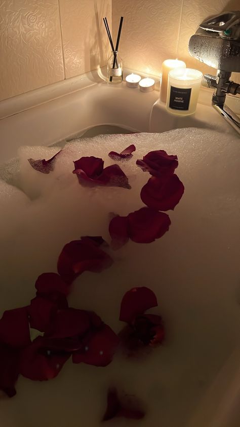 Bath With Roses Aesthetic, Bubble Bath Photography, Bathtub Aesthetic, Rose Petal Bath, Bath Aesthetic, Bath Photography, Night Care, Candle Night, Motorcycle Aesthetic