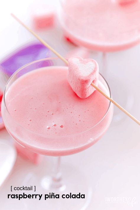 Pink Rum Cocktails, Cocktail Night Ideas, Pink Cocktails Recipes, Valentines Cocktails Drink Recipes, Pina Colada Cocktail, Cocktails Vodka, Cocktail Pink, Valentine Drinks, Valentine Cocktails