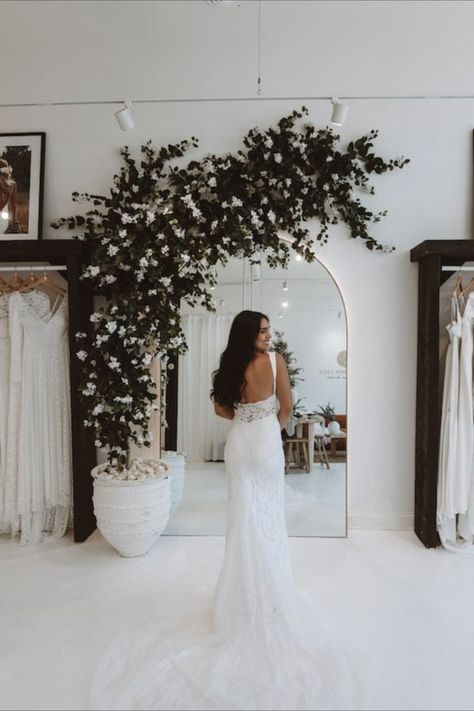 Wedding Dress Salon Interior, Wedding Dress Store Interior Design, Bridal Dress Store, Wedding Dresses Boutique, Bridal Boutique Decor, Small Bridal Boutique Interior Design, Bridal Boutique Aesthetic, Bridal Shop Design, Wedding Shop Interior Bridal Stores