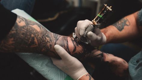 Tattoo needles leave more than just ink | Cosmos Tattoo Healing Process, Tattoo Healing, Dynamic Tattoo, No Regrets Tattoo, Dr Woo, Becoming A Tattoo Artist, Tattoo Needle, Tattoos Geometric, Healing Tattoo