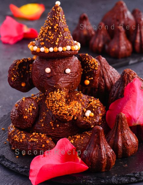 Ganapati Idol, Ganpati Idol, Flour Biscuits, Cooking Cream, Diy Chocolate, Cooking Chocolate, Diy Recipe, Pastry Brushes, Edible Cake