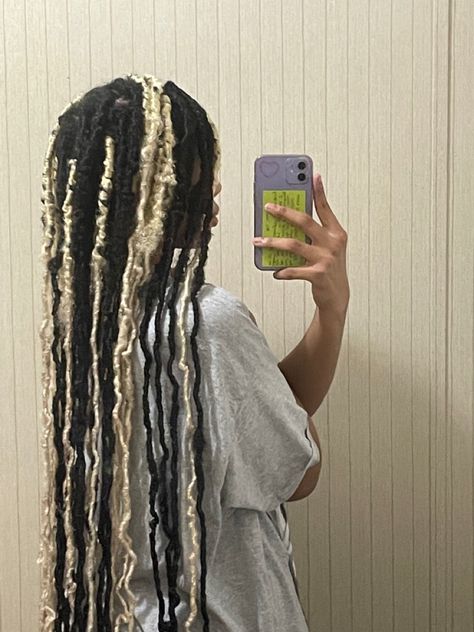 Half And Half Soft Locs, Faux Locs Styles Blonde And Black, Skunk Faux Locs, Jaded Faux Locs, Black And White Soft Locs, Black And White Faux Locs, Dyed Faux Locs, Faux Locs Black And Blonde, Long Fluffy Locs