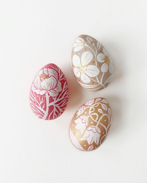 Oana Befort, Wooden Easter Eggs, Egg Carving, Dyed Eggs, Easter Egg Art, Painted Eggs, Easter Egg Crafts, Easter Egg Painting, Egg Crafts