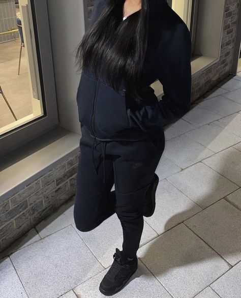 #teenfiction Black Cat Outfit, Tech Outfit, Mode Zara, Tomboy Style Outfits, Looks Black, Nike Tech, Cute Swag Outfits, Tomboy Fashion, Baddie Outfits Casual