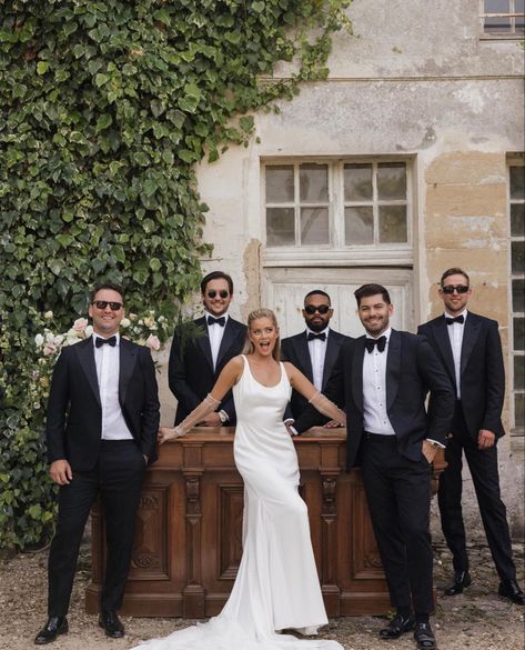 Editorial Wedding Party Photos, Bride With Groomsmen, Dylan Barbour, Huge Wedding Party Photos, Old Money Aesthetic Wedding Photography, Hannah Godwin, Film Wedding Reception Photos, Elegant Poses, Behavior Board