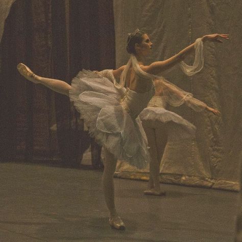 Svetlana Zakharova, Ballet Pictures, Anna Pavlova, Ballet Academy, Ballet Beauty, Ballet Inspiration, The Ballerina, Dancing Aesthetic, Classical Ballet