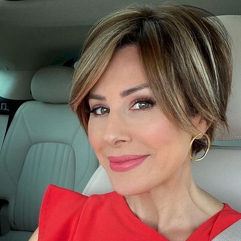 Dominique Sachse on Instagram: “I see you 😉” Bob Highlights, Dominique Sachse, Hair Solutions, Short Pixie Cut, Pixie Bob, Short Pixie, Pixie Hairstyles, Short Haircuts, Hair Today