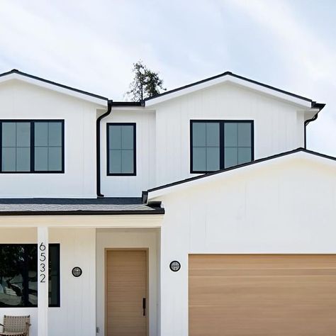 Listed Nests • Los Angeles • Real Estate on Instagram: "✨Step into this newly built construction, and be captivated by the soulful earth tones that encompass the sprawling open floor plan. -• ✨As you enter the property, you will immediately enjoy the sprawling, expansive, open floor plan that is infused with natural light and adorned with gorgeous designer fixtures, finishes, and tile work throughout. -• ✨ Move up to the primary suite is a sanctuary of comfort, boasting high vaulted ceilings, a Juliet balcony, and a spacious walk-in closet with custom shelving. The luxurious primary bath offers a dual vanity, a large soaking tub, and a separate double-head shower. -• ✨The lush backyard space is wrapped in beautiful greenery and offers you a canvas to create an oasis.✨ -• 💰Listing Price: $ White Garage Doors, Neptune Home, White Exterior Houses, Los Angeles Real Estate, Best Bathroom Designs, Garage Door Design, Backyard Spaces, Open Floor, Stone Houses