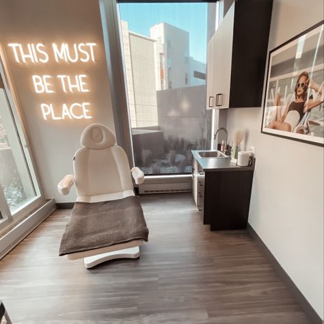 Medical Aesthetic Room, Aesthetic Practitioner Room, Med Spa Decor Luxury, Facial Room Aesthetic, Luxury Med Spa Aesthetic, Medi Spa Aesthetic, Injection Room Design, Injector Room Decor, Dermatologist Aesthetic Clinic Design