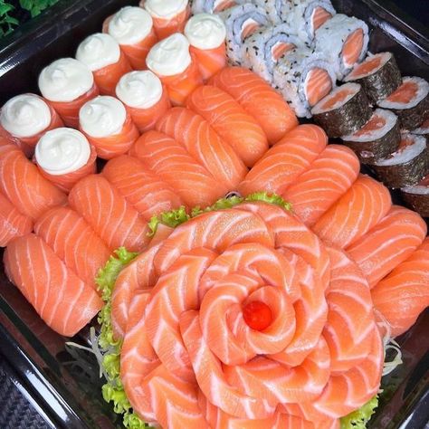 Sushi Salmon, Japanese Food Sushi, Salmon Sushi, Homemade Sushi, Sushi Recipes, Yummy Comfort Food, Think Food, Food Obsession, Interesting Food Recipes