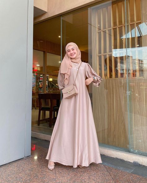 KS on Instagram: “Yeayyy.. Ini dia dress yang bikin kalian salfok semalam. Rayya silk dress from @vancloth.id bahannya silk import. Super duper lembut dan…” Model Dress Hijab, Dress Silk Hijab, Silk Dress Hijab, Model Bridesmaid, Dress With Outer, Mix And Match Outfits Hijab, Dress Outer, Model Gamis, Designer Bridesmaid Dresses