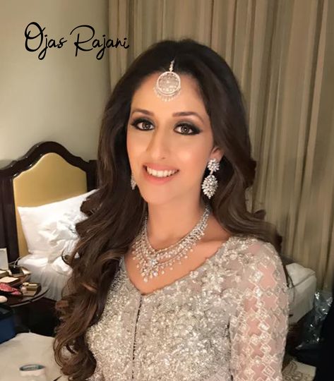 Open Hair Hairstyles With Maang Tikka, Mang Tika Hairstyles Open Hair, Maangtika Hairstyle Open Hair, Karwachauth Hairstyle, Mang Tikka Hairstyles Open Hair, Hairstyles With Maang Tikka, Roka Ceremony Outfits For Bride, Grey Eye Shadow, Tikka Hairstyle