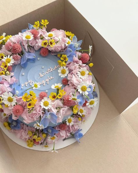 Cute Cake With Flowers, Modern Cake Ideas, Garden Party Cake Ideas, Spring Birthday Cakes, Flower Cake Birthday, Spring Birthday Cake, Flower Cake Ideas, Garden Party Cake, Birthday Cake Flowers