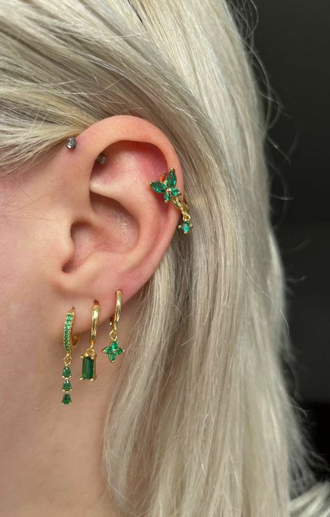 Green Ear Piercing Ideas, Ear Piercings Helix And Upper Lobe, 3 Lobe Piercings And 1 Cartilage, Cute Helix Piercing Ideas, 4 Lobe Piercings, 3 Lobe Piercings Ideas, 2 Lobe Piercings, Upper Helix Piercing, Earring Sets For Multiple Piercings