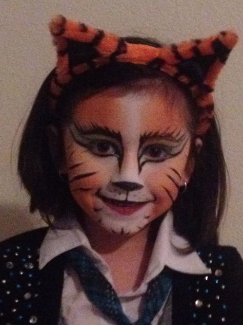 My grand daughter as a orange cat. Orange Face Paint Ideas, Orange Face Paint, How To Paint A Cat Face For Halloween, Cat Makeup Look, Orange Cat Face Paint, Cat Face Paint, Orange Cat Painting, Art Face Painting, Cat Orange