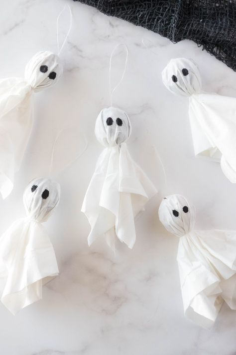 Lollipop Ghosts Craft - an easy and inexpensive idea for a no-contact treats for trick-or-treaters this Halloween. Halloween Sucker Ghosts, Treats For Trick Or Treaters, Lollipop Ghost, Lollipop Ghosts, Baby Shower Ideas Halloween, Halloween Lollies, Halloween Classroom Treats, Ghost Lollipops, Halloween Candy Crafts