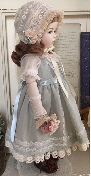 Old Fashioned Dolls, Porcline Dolls Vintage, Old Doll Aesthetic, Old Dolls Vintage, Porcelain Dolls Vintage, Ciel Black Butler, Christmas Toy Shop, قلادات متدلية, Куклы American Girl