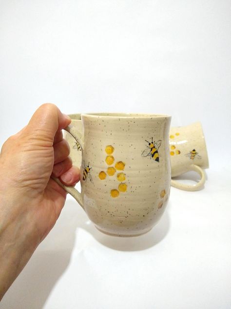 Honey Bee Pottery Painting, Pottery Painting Bee Mug, Bee Mug Painting, Pottery Painting Ideas Bees, Bumble Bee Mug, Bee Pottery Ideas, Bee Pottery Painting, Bees Pottery, Pottery Bee