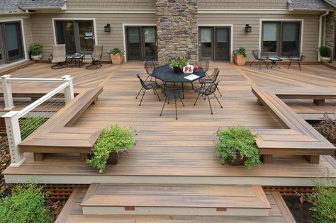 Une grande terrasse en bois composite sans entretien - 15 belles terrasses en bois - CôtéMaison.fr Whirlpool Deck, Wooden Deck Designs, Backyard Decks, Ground Level Deck, Design Per Patio, Deck Renovation, Modern Deck, Hot Tub Deck, Patio Deck Designs