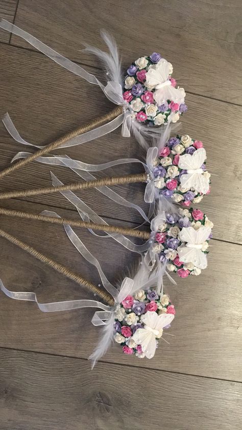 Flower Wands Flowergirl, Flower Wand Diy, Hand Gajra For Bride, Princess Party Activities, Flower Wands, Diy Magnolia Wreath, Diy Resin Gifts, Gothic Wedding Theme, Rusting Wedding