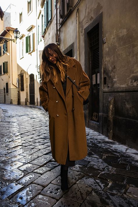 Camel Coat: Iconic Max Mara and A Stroll Around Florence #fashion Camel Coat Outfit Classy, Camel Coat Outfit Casual, Camel Coat Outfit, Camel Wool Coat, Max Mara Coat, Coat Street Style, Winter Outfit Inspiration, Camel Coat, Coat Women