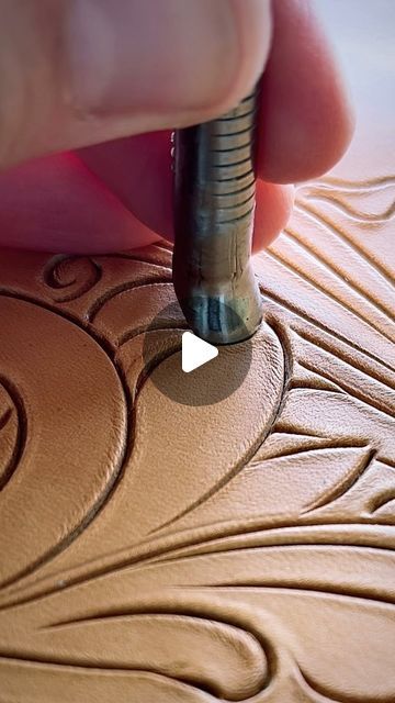 Clair Kehrberg Leatherworks on Instagram: "I love tooling leather 😏  #clairkehrbergmaker #maker #handmade #howitsmade #tooledleather #leather #leatherwork #handmadeleather #handmadeleathergoods #hermanoakleather #westernart #westernartist #wipart #satisfying #oddlysatisfying #wow #mindblown #workworkwork #workinghands #workingwomen #cowgirlstyle #levelup #lovemyjob #lovemylife #art #myart #etsyartist #women #useyourgifts" Tandy Leather Tools, Working With Leather Diy, Leather Workshop Ideas Design, Leather Tooling Tutorial, How To Stamp Leather Diy, Beginner Leather Tooling, Tooling Leather For Beginners, Leather Working Projects Ideas, Leather Stitching Techniques