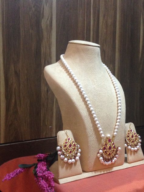 Hyderabadi Jewelry, Necklace Set With Earrings, Real Pearl Necklace, Pearl Jewelry Design, Silver Necklace Set, Gold Necklace Simple, Gold Wedding Jewelry, Indian Wedding Jewelry, Pearl Set