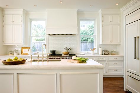 Plans for our kitchen! I l love this fabulous kitchen-hood. Homey Kitchen, Kitchen With White Cabinets, Kitchen Window Valances, Preppy House, Kitchen Transitional, Shingle Style Homes, Fabulous Kitchens, Kitchen Hoods, Kitchen Views