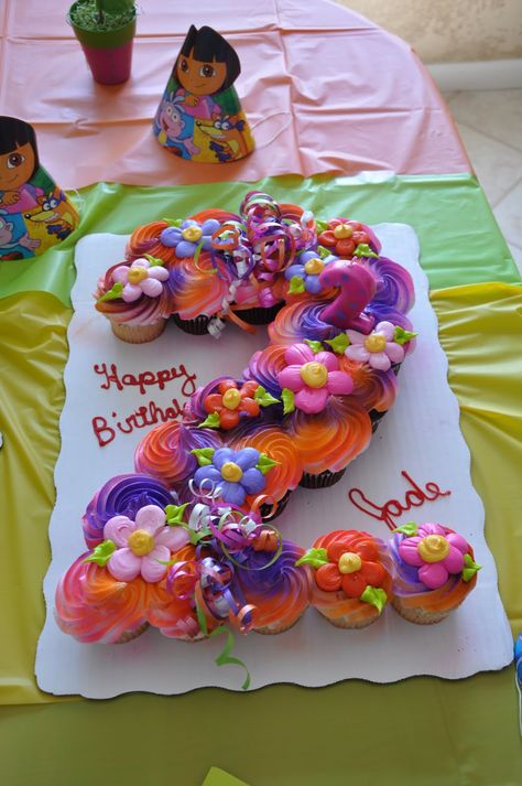 Torta con cupcake a forma di numero è con decorazioni davvero belle #cupcake #numbercake Dora Cupcakes, Cupcake Cake Ideas, Explorer Birthday Party, Dora Birthday, Pull Apart Cupcake Cake, Shaped Cakes, Pull Apart Cake, Pull Apart Cupcakes, Moana Birthday Party