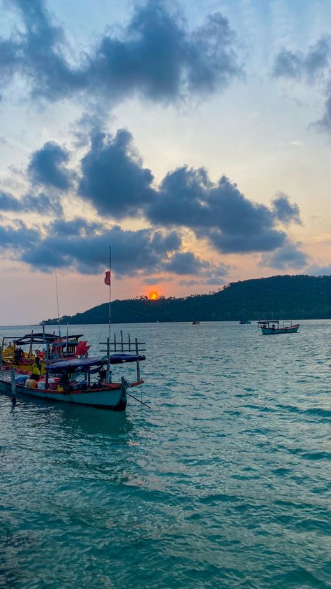 Cambodia Koh Rong, Backpacking Aesthetic Asia, South East Asia Aesthetic, Laos Aesthetic, Cambodia Aesthetic, Koh Rong Cambodia, Backpacking Aesthetic, Aesthetic Boat, Cambodia Beaches