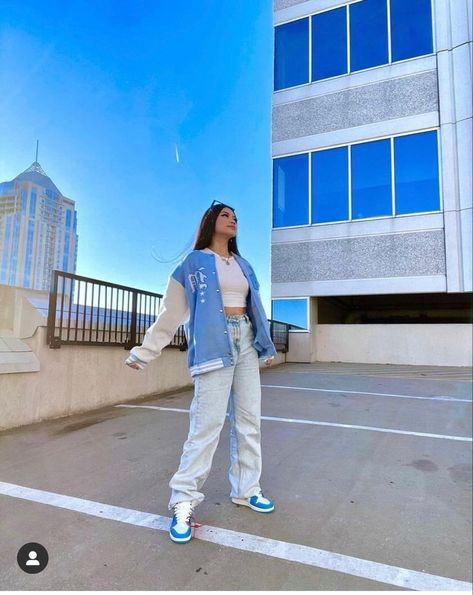 Oversized Baseball Jacket Outfit Women, Versity Jacket Outfit Girl, Womens Varsity Jacket Outfit, Varsity Jacket Outfit Blue, Varsity Jacket Styling, Light Blue Varsity Jacket Outfit, Blue Baseball Jacket Outfit, Varsity Jackets Women Outfit, Blue Letterman Jacket Outfit