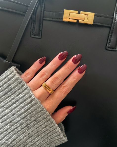 Autumnal Red Nails, Bergandi Nails, Nail Inspo Solid Color Fall, Darker Red Nails, Short Maroon Almond Nails, Fall Aesthetic Acrylic Nails, Fall Nails 2023 Maroon, Round Maroon Nails, Short Oval Burgundy Nails