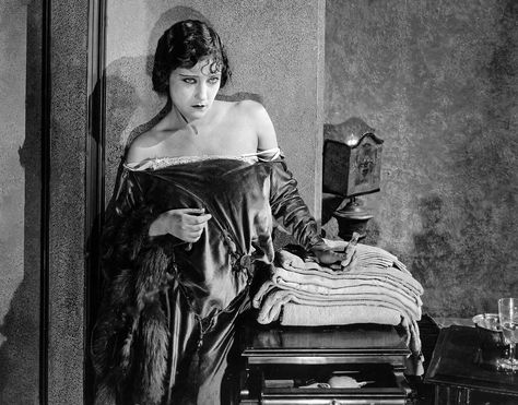 Forever Louise Brooks on Twitter: "Gloria Swanson in a still from Why Change Your Wife? (1920): #botd… " Bebe Daniels, Gloria Swanson, Famous Scientist, Louise Brooks, Cotton Club, Al Capone, Posters For Sale, Famous Women, American Dream