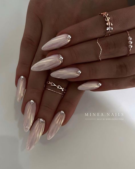 Nails By Minea Bergström na Instagramie: „Silky look 🩶🤍🩶🤍 ————————————————————————— Products used: • Color Gel ”Premium White” • Cover Gel Ivory Glow • Polarlight Pigment ”Angel…” Seashell Nails, White Chrome Nails, Pink Chrome Nails, Stunning Nails, Nagellack Trends, Chrome Nails Designs, Nail Trend, Almond Nails Designs, Bride Nails