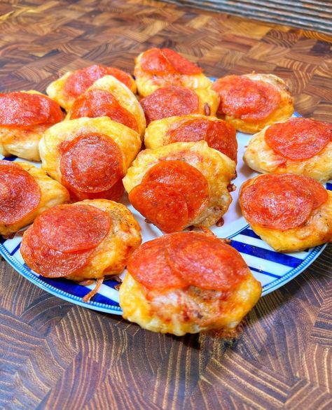 Pizza Appetizer! Pizza Biscuit Bites - Cooking In The Yard | Easy Recipes! Pizza Bites Appetizer, Appetizer Pizza, Pizza Biscuits, Grand Biscuit Recipes, Pepperoni Bites, Pizza Appetizer, Biscuit Bites, Biscuit Pizza, Pizza Appetizers