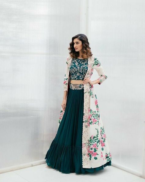 Wedding Dresses Indian Bridal, Bridal Dresses Pakistani, Lengha Design, Fashion Lehenga, Lehenga Pakistani, Gown Dress Party Wear, Indian Wedding Dresses, Suits Pakistani, Wedding Dresses Pakistani