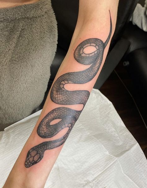 Black And Gray Snake Tattoo, Realistic Snake Tattoo, Snake Tattoo Ideas, Black Snake Tattoo, Snake Tattoo Meaning, Traditional Snake Tattoo, Tattoos Masculinas, Small Snake Tattoo, Japanese Snake Tattoo