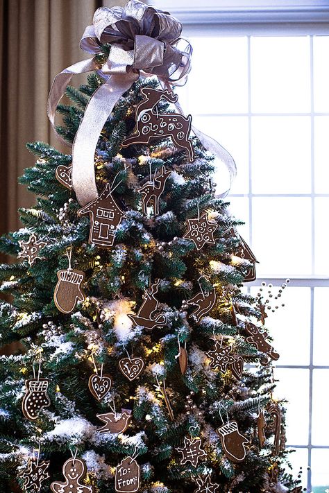 gingerbread cookie Christmas tree. Cookie Christmas Tree Decorations, Cookie Themed Christmas Tree, Cookie Theme Christmas Tree, Gingerbread Christmas Tree Cookies, Christmas Tree With Gingerbread, Gingerbread Cookie Christmas Tree, Gingerbread Cookies Christmas Tree, Cookie Tree, Christmas Tree Ideas Gingerbread