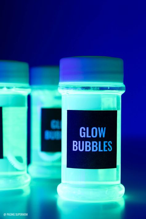 DIY Glow Bubbles for Blacklight Parties and more Black Light Party Ideas via @pagingsupermom Glow Bubbles, Shed Inspiration, Mermaid Party Games, Bubble Recipe, Glow In Dark Party, Neon Birthday Party, Diy Kid Activities, Glow Birthday Party, Diy Glow