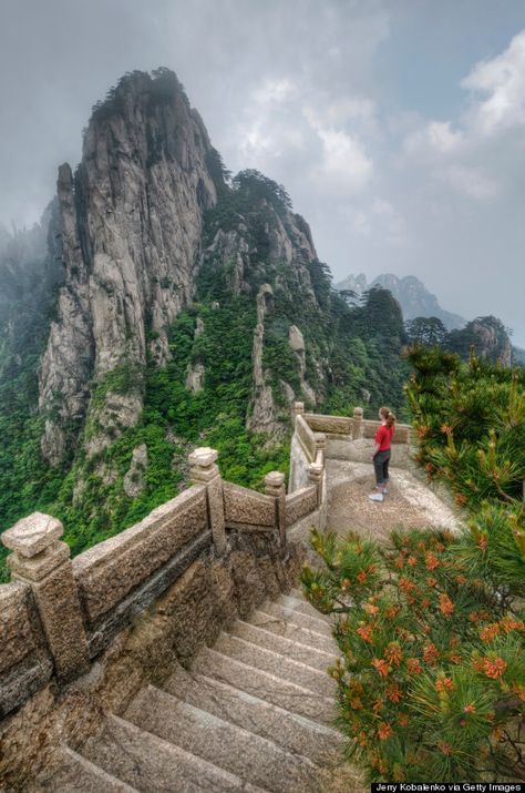 Huangshan Mountains, Chinese Mountains, Chinese Picture, China Architecture, Huangshan, Creating Memories, Travel Locations, China Travel, Cool Landscapes