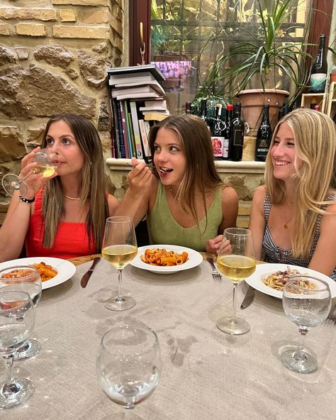 #wine #dinner #rome #fashion #style #italy #europe #pasta #friends #europeansummer School Trip To Italy, Italy With Friends, Italy School, Summer In Venice, Italy Core, Greece Photoshoot, Friends In Italy, Italy Girls Trip, Rome Girl