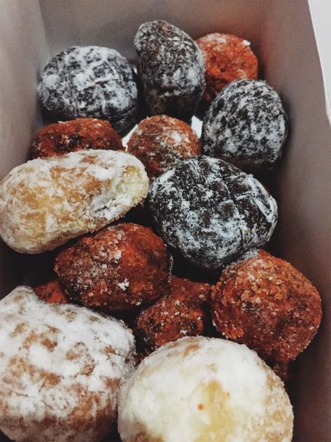 Dunkin Donut Choco Butternut, Choco Butternut Donut, Choco Butternut, Aesthetic Snacks, Dunkin Donut, Filipino Food Dessert, Main Food, Korean Snacks, So Hungry