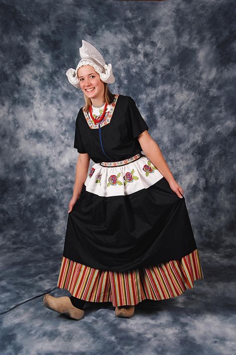 Volendam, Netherlands Dutch Clothing, Dutch Costume, Costumes Around The World, Dutch Women, Dress Name, Dutch Girl, National Dress, Folk Dresses, Folk Costume