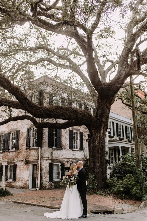 Savannah Georgia Engagement Photos, Savannah Ga Wedding Photos, Savannah Georgia Elopement, Savannah Engagement Photos, Savannah Elopement, Savannah Photography, Georgia Savannah, Savannah Georgia Wedding, Engagement Pose